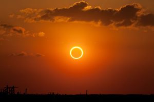1024px-Annular_eclipse_%22ring_of_fire%22